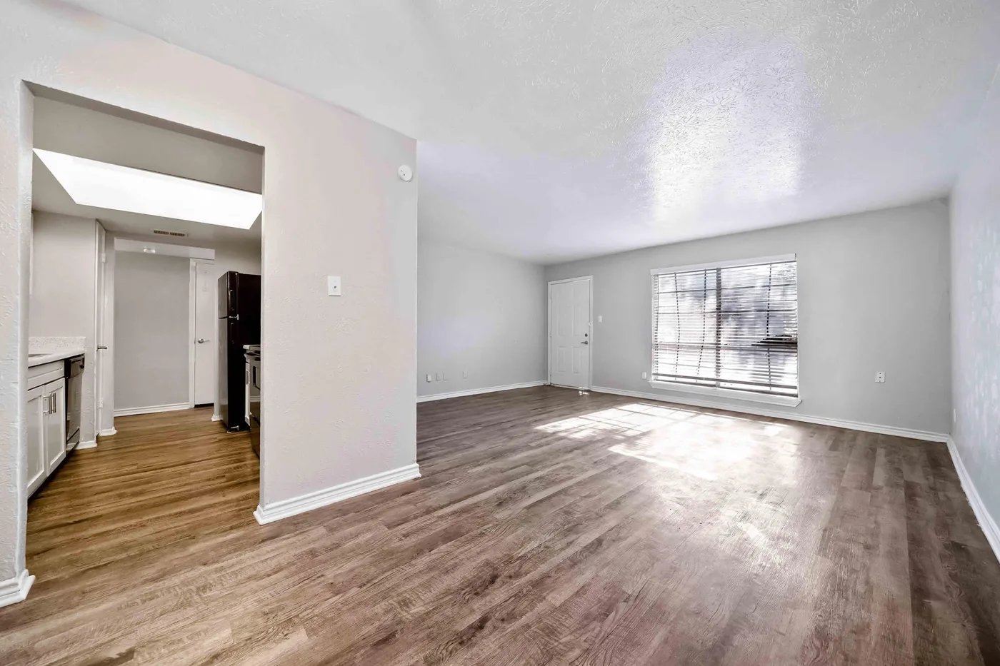 Sala de un apartamento renovado en The Palace